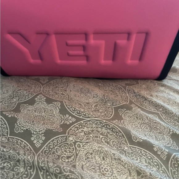 YETI Pink daytrip Lunch Bag nwt - Picture 4 of 5